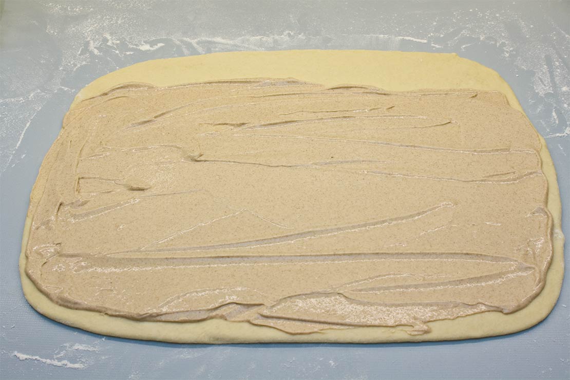 the dough with the cinnamon creme patisserie