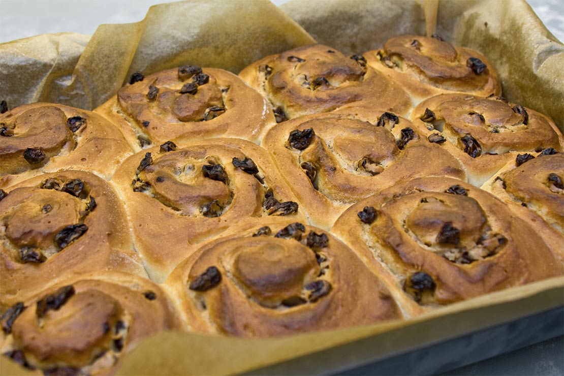 the baked buns cooling in the tin