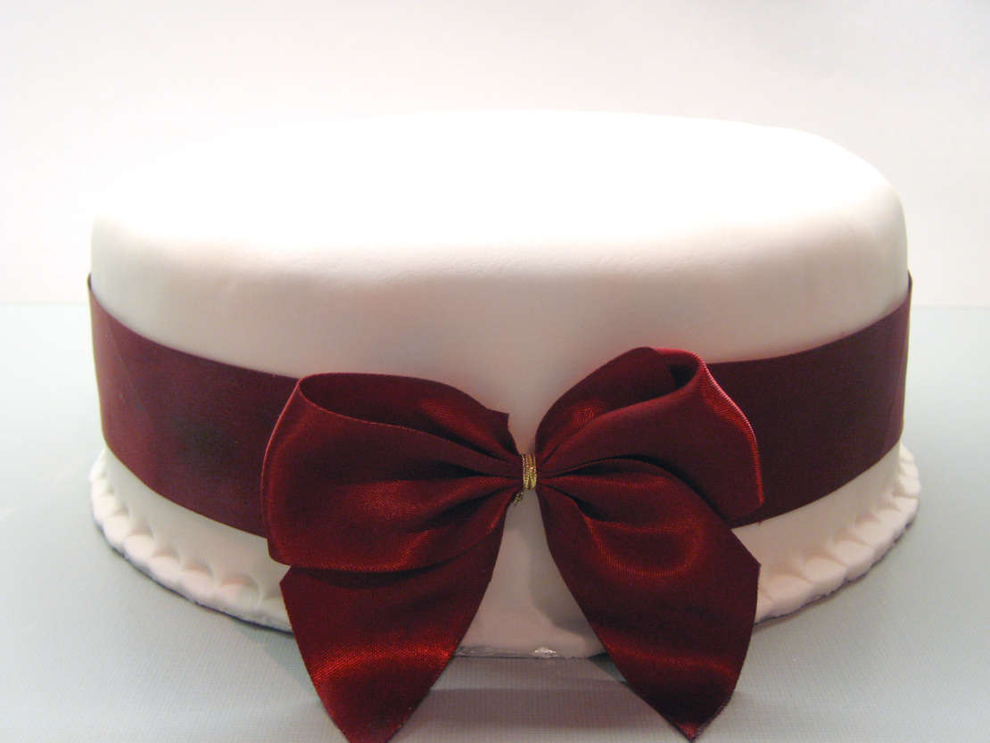Finishing the cake with a ribbon