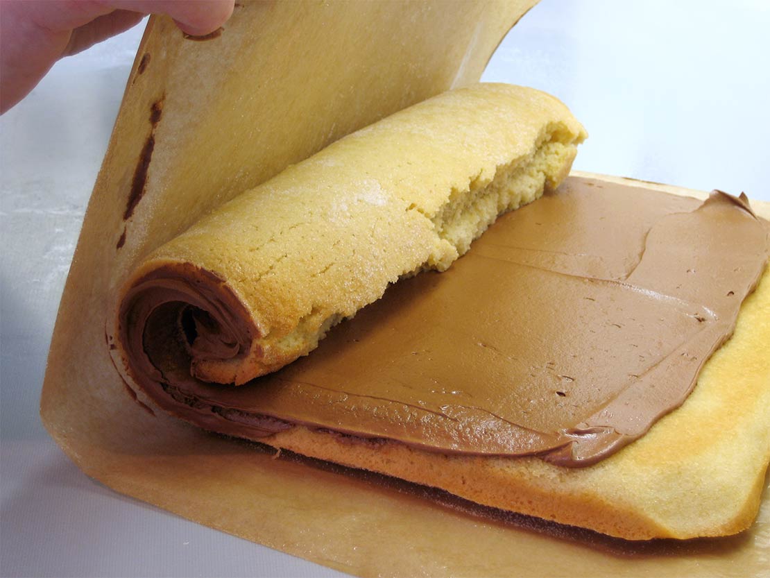 rolling the cake