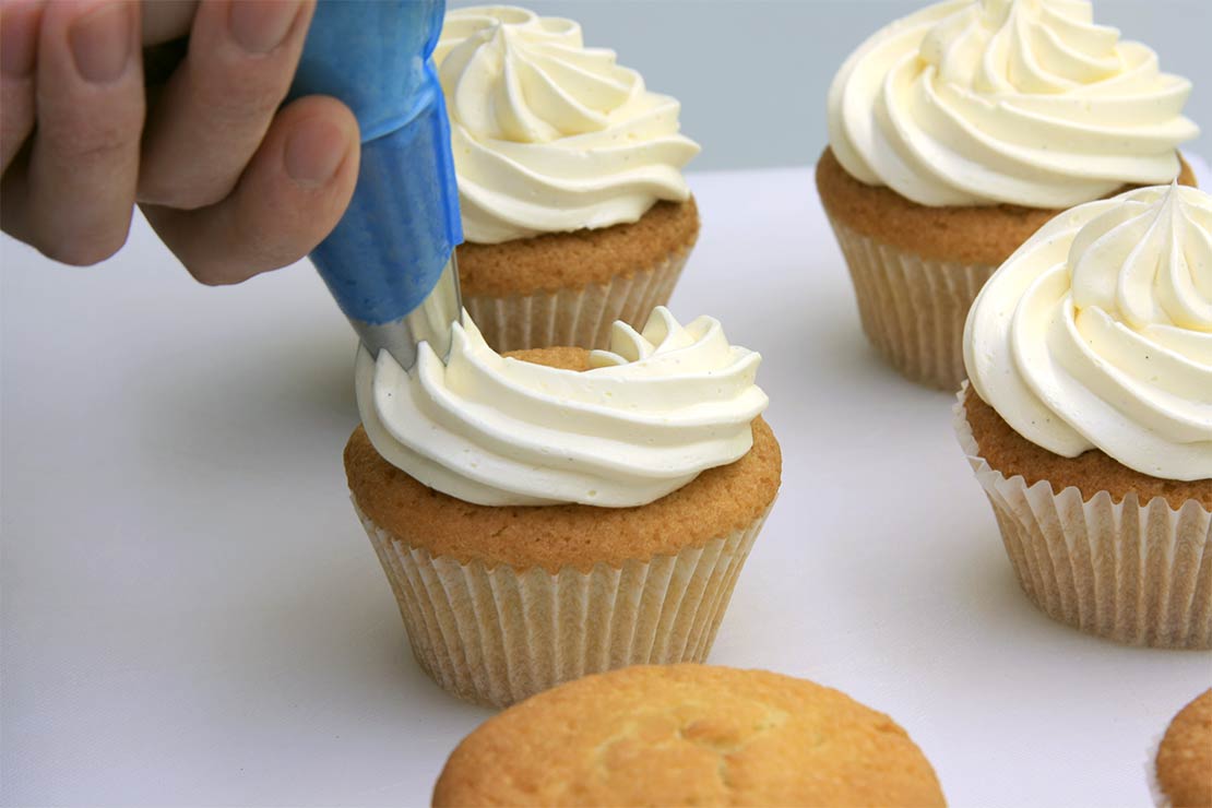 icing the cup cakes