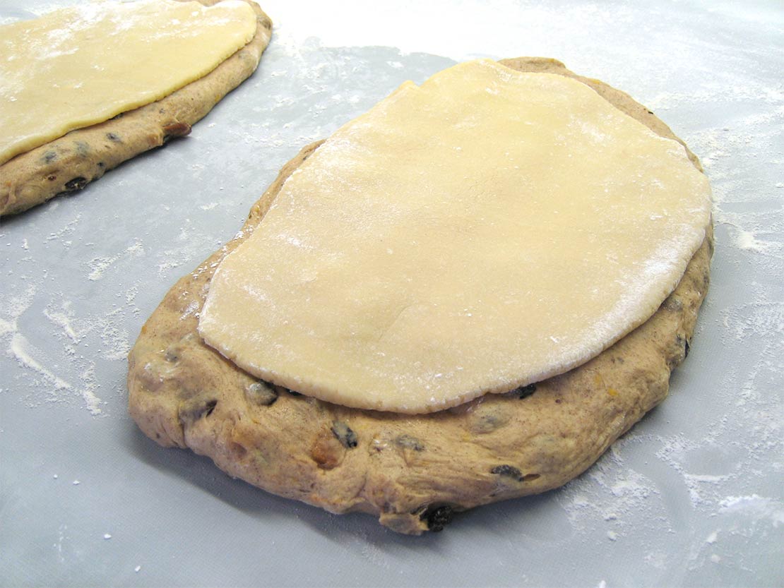 the marzipan with the dough