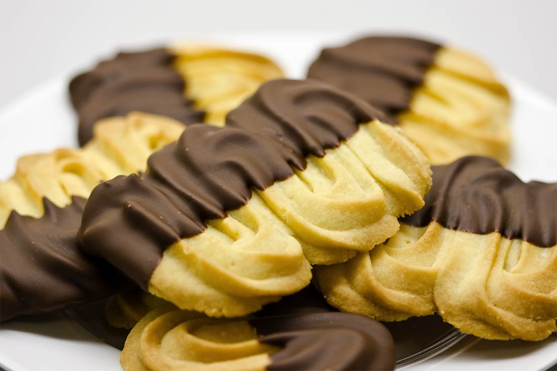 a plate of the finished viennese whirls