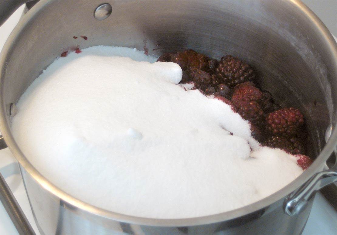 the sugar and fruits in a pan