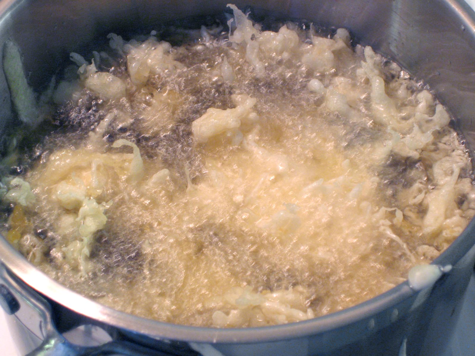 deep frying the battered prawns