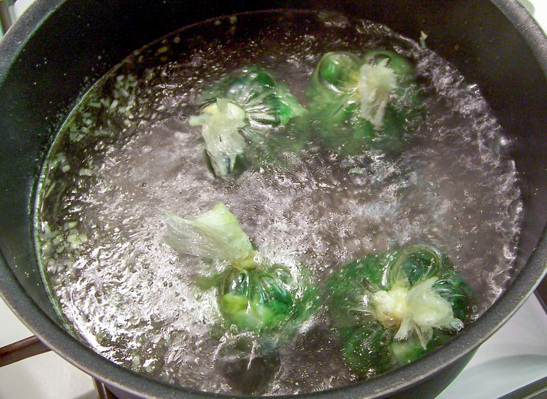 Poaching the stuffed cabbage leaves