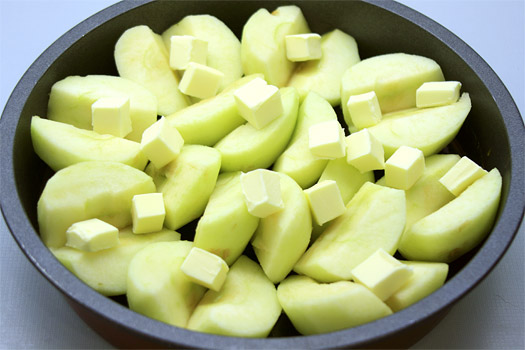 the apples in the tart tin