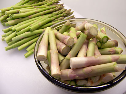 preparing the asparagus